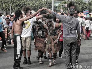 Tarian Papua Warnai Aksi Korban PHK Freeport di CFD