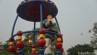 Buzz Lightyear menyapa wisatawan di Disneyland Hong Kong. Foto: (Desi Puspasari/detikHOT)