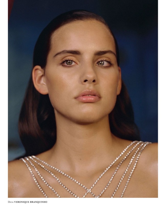 Wanita tersebut pertama kali debut sebagai model di 2013. Ia ditemukan oleh fotografer Tyrone Lebon di sebuah festival musik yang kemudian memotretnya untuk sampul majalah POP. Wanita 23 tahun itu lalu mendapat kesempatan untuk bekerja dengan desainer Mimi Wade hingga Vivienne Westwood. (Foto: Instagram @moffygathornehardy)