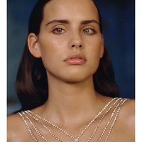 Wanita tersebut pertama kali debut sebagai model di 2013. Ia ditemukan oleh fotografer Tyrone Lebon di sebuah festival musik yang kemudian memotretnya untuk sampul majalah POP. Wanita 23 tahun itu lalu mendapat kesempatan untuk bekerja dengan desainer Mimi Wade hingga Vivienne Westwood. (Foto: Instagram @moffygathornehardy)