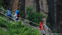 Traveler yang ke Batu Lawang akan menjumpai sejumlah anak tangga yang pasti semakin menantang untuk dilewati. Yuk liburan ke Cirebon (Sudirman Wamad/detikTravel) 