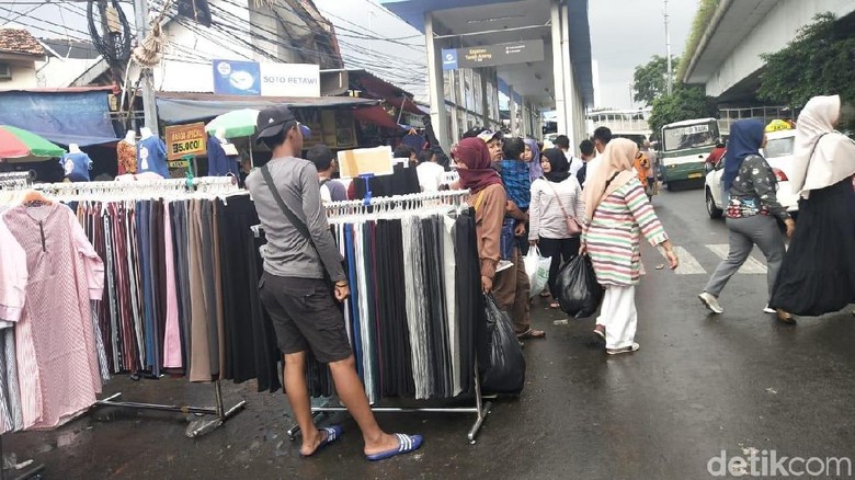 Satpol PP akan Tegas ke PKL Bandel yang Jualan di Kolong Skybridge Satpol PP akan Tegas ke PKL Bandel yang Jualan di Kolong Skybridge