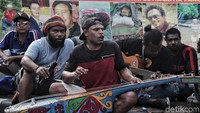 Para penari menari dengan diiringi alunan musik.