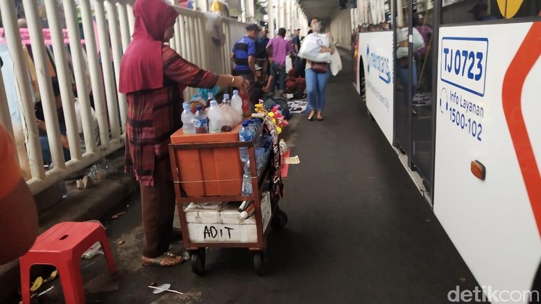 Alasan PKL Jualan di Kolong Skybridge Tanah Abang: Ada Temannya Alasan PKL Jualan di Kolong Skybridge Tanah Abang: Ada Temannya
