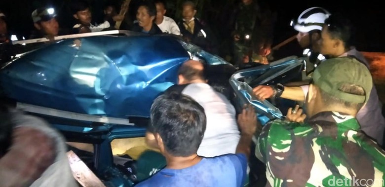Evakuasi Sopir City Car yang Terimpit Truk di Sukabumi Dramatis Evakuasi Sopir City Car yang Terimpit Truk di Sukabumi Dramatis