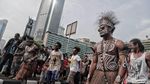 Tarian Papua Warnai Aksi Korban PHK Freeport di CFD