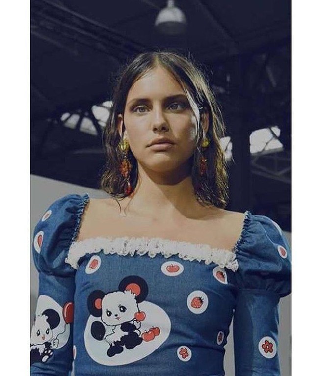 Wanita bernama Moffy ini membuktikan bahwa model tak harus selalu berpenampilan fisik sempurna. Dengan matanya yang juling, Moffy pun jadi punya keunikan dibanding model lain. (Foto: Instagram @moffygathornehardy)