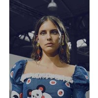 Wanita bernama Moffy ini membuktikan bahwa model tak harus selalu berpenampilan fisik sempurna. Dengan matanya yang juling, Moffy pun jadi punya keunikan dibanding model lain. (Foto: Instagram @moffygathornehardy)