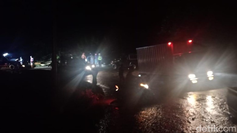3 Pohon Tumbang Disingkirkan, Lalin Jember-Banyuwangi Kembali Normal 3 Pohon Tumbang Disingkirkan, Lalin Jember-Banyuwangi Kembali Normal
