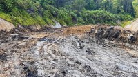 Jalan tanah dan kerikil ini rawan rusak karena masih dalam proses pekerjaan. Apalagi, belakangan hujan terus mengguyur Papua. Istimewa/Kementerian PUPR.