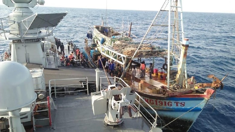 KRI Cut Nyak Dien Tangkap Kapal Vietnam Pencuri Ikan Laut 