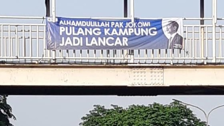 Relawan KPS Tebar Spanduk Program-program Jokowi Relawan KPS Tebar Spanduk Program-program Jokowi