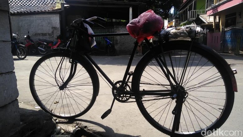 Di Usia 80 Tahun, Slamet Masih Narik Ojek Sepeda Ontel Di Usia 80 Tahun, Slamet Masih Narik Ojek Sepeda Ontel