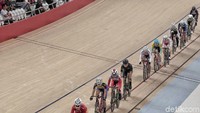 Para pebalap sepeda dari berbagai negara adu cepat di final elite women scrath.