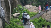 Saat hari Minggu bisa dikunjungi hingga lebih dari 600 orang. Tingkat kunjungan wisatawan ke Batu Lawang mengalami kenaikan sejak tahun 2018 (Sudirman Wamad/detikTravel)