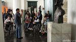 Senyum Semringah Penyandang Disabilitas Kunjungi Museum Keramik