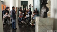 Puluhan penyandang disabilitas berkeliling untuk melihat koleksi museum.