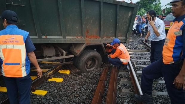 Proses evakuasi truk anjlok.