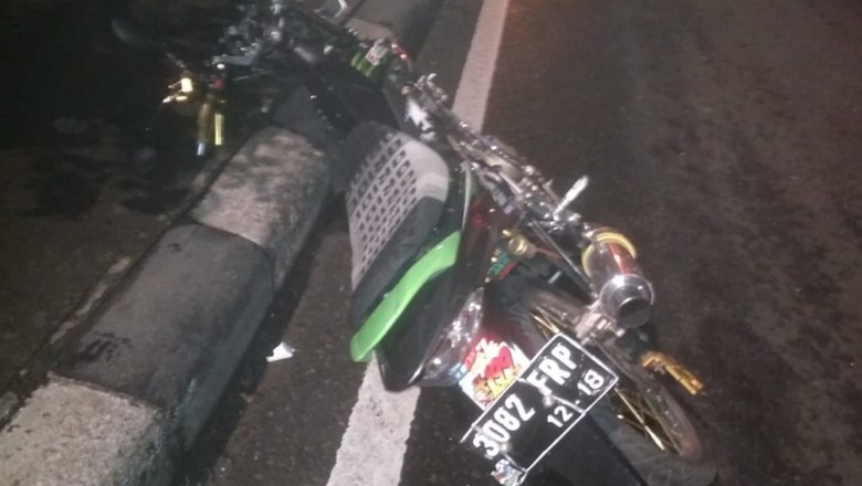 Kendaraan Penyapu Jalan dan Motor Terlibat Kecelakaan di Jakbar Kendaraan Penyapu Jalan dan Motor Terlibat Kecelakaan di Jakbar