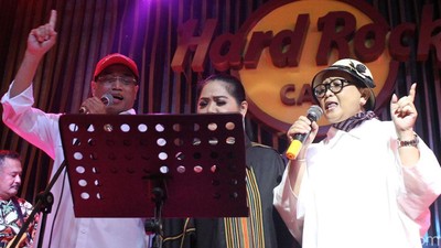 Budi Karya-Retno Marsudi Nyanyi di Deklarasi Perhimpunan Profesi Pilot Pro-Jokowi