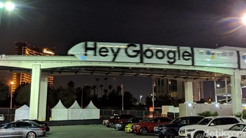 Mempromosikan asisten digital miliknya, Google pun melakukan kampanye di sejumlah titik. Seperti ini di monorel. Foto: Adi Fida Rahman/detikINET