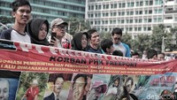Warga berkerumun melihat tarian yang ditampilkan dalam aksi tersebut.