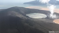 Berdasarkan perhitungan citra sampai kemarin tubuh Anak Krakatau sekarang luas tubuh sekitar 320 hektare. Sekarang aktivitas Anak Krakatau itu ada di kawah itu, ujar Mamay. Foto: Arief/detikcom