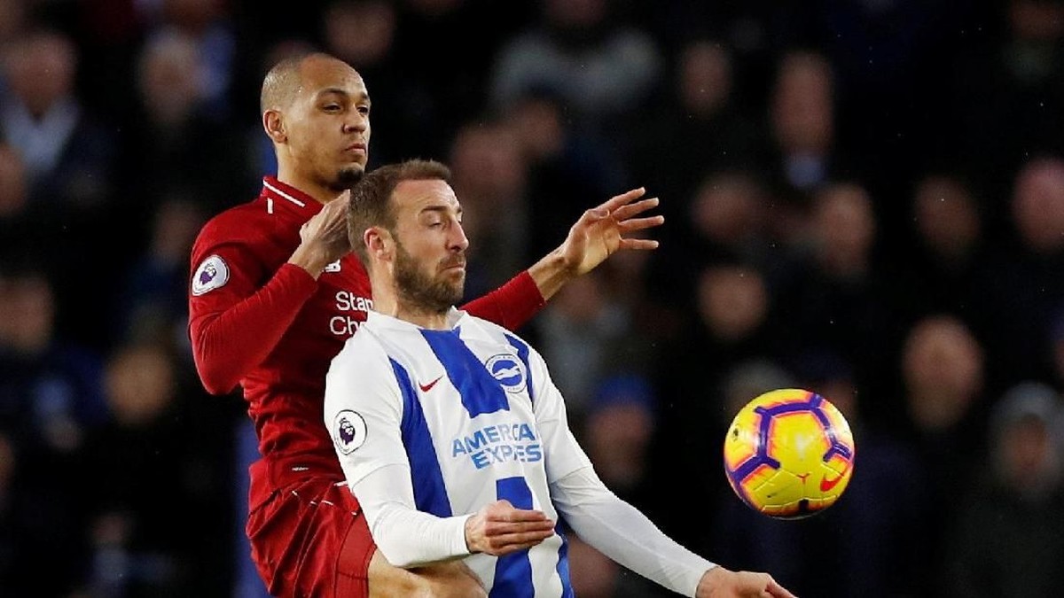Fabinho jadi bek tengah saat menghadapi Brighton & Holve Albion (Paul Childs/Action Images via Reuters)