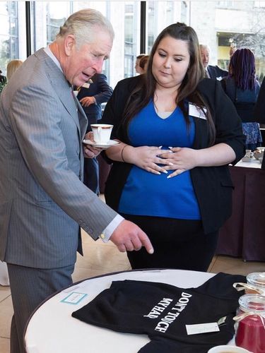 Carly bertemu Pangeran Charles pada 2017.