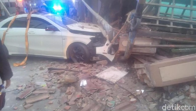 Diduga Pengemudi Mabuk, Mobil Mewah Tabrak Warung Kopi Diduga Pengemudi Mabuk, Mobil Mewah Tabrak Warung Kopi