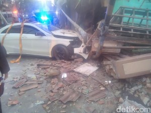 Diduga Pengemudi Mabuk, Mobil Mewah Tabrak Warung Kopi