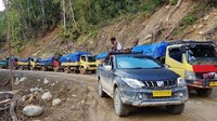 Jalan tersebut sebenarnya belum bisa dipakai. Namun, mengingingat antusiasme masyarakat jalan dibuka. Istimewa/Kementerian PUPR.