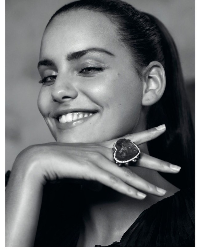 Punya kondisi fisik yang berbeda dari yang lain, Moffy mengaku sebelumnya sering merasa insecure. Ia merasa tidak terikat dengan orang lain karena tidak bisa menatap mereka secara langsung. (Foto: Instagram @moffygathornehardy)