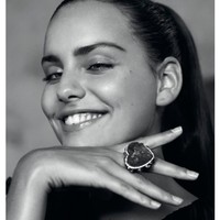 Punya kondisi fisik yang berbeda dari yang lain, Moffy mengaku sebelumnya sering merasa insecure. Ia merasa tidak terikat dengan orang lain karena tidak bisa menatap mereka secara langsung. (Foto: Instagram @moffygathornehardy)