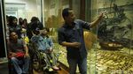 Senyum Semringah Penyandang Disabilitas Kunjungi Museum Keramik