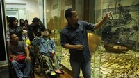 Para penyandang disabilitas mendapat penjelasan mengenai koleksi museum dan sejarahnya.