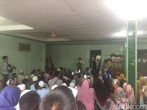 Sandi Ziarah dan Selawat Bareng Emak-emak di Ponpes Al Wathoniyah Jakut