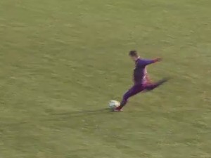 Video: Kiper Ini Cetak Gol Tendangan Bebas Menakjubkan