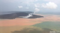 detikcom bersama rombongan BNPB mengabadikan momen terlihatnya Gunung Anak Krakatau dari udara menaiki helikopter sekitar pukul 11.00 WIB, Minggu (13/1/2019). Dari jarak ketinggian 100 meter, tak tampak ada asap tebal yang menyelimuti gunung di Selat Sunda itu. Foto: Arief/detikcom