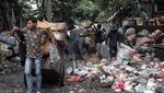 Duh, Jorok! Sampah Menggunung di Kolong Tol Wiyoto-Wiyono