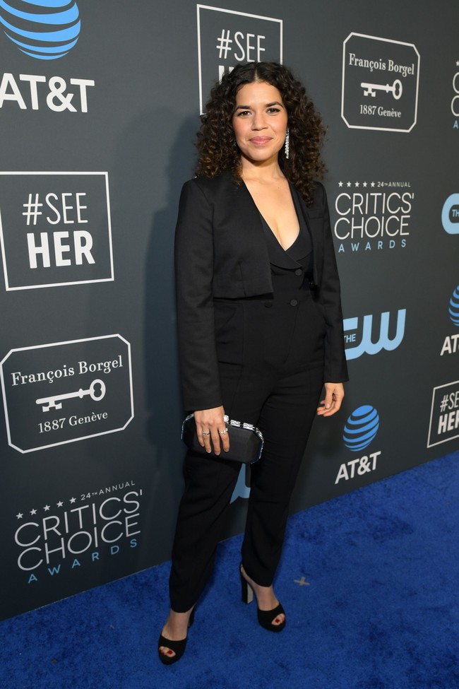 Aktris berdarah Latin America Ferrera memilih setelan serba hitam di ajang penghargaan tersebut. Tidak ketinggalan cropped blazer yang meninggalkan kesan modern dan feminin. (Foto: Getty Images)