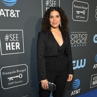 Aktris berdarah Latin America Ferrera memilih setelan serba hitam di ajang penghargaan tersebut. Tidak ketinggalan cropped blazer yang meninggalkan kesan modern dan feminin. (Foto: Getty Images)