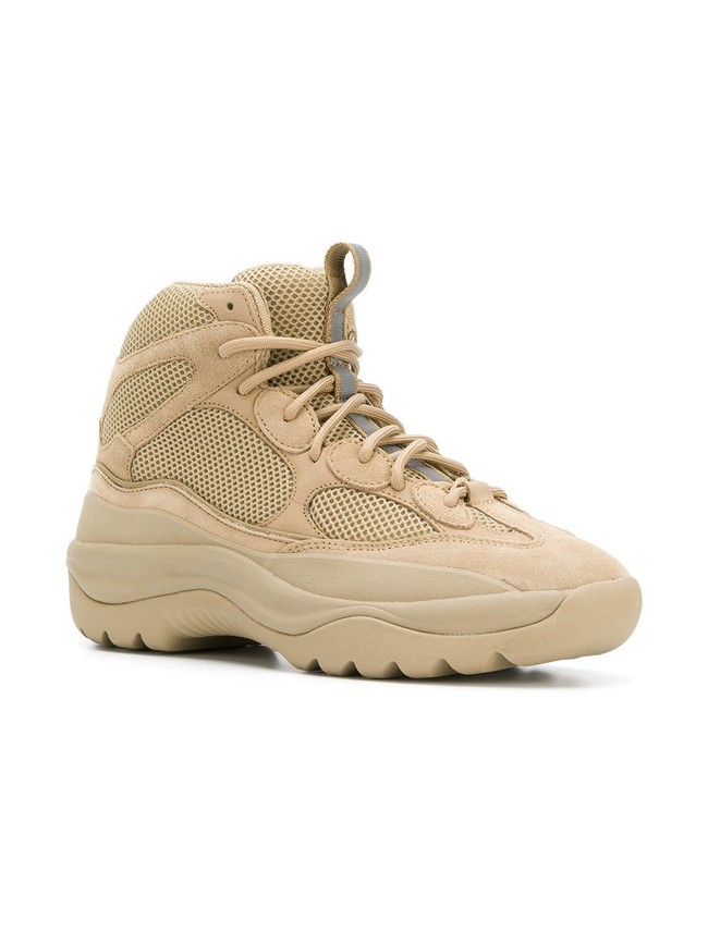 Model sneakers lainnya yang patut dilirik di 2019 adalah  sneakers bergaya boots, seperti Yeezy Season 6  Desert Rat Boots ini. Cocok buat kamu yang suka bergaya maskulin. (Foto: Dok. ist)