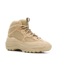 Model sneakers lainnya yang patut dilirik di 2019 adalah  sneakers bergaya boots, seperti Yeezy Season 6  Desert Rat Boots ini. Cocok buat kamu yang suka bergaya maskulin. (Foto: Dok. ist)