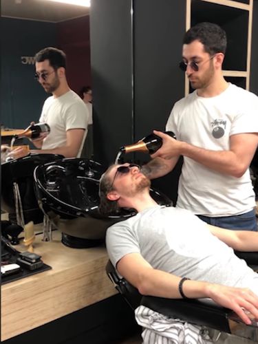 Tukang cukur unik, keramasi pelanggan pakai sampanye