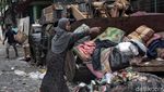 Duh, Jorok! Sampah Menggunung di Kolong Tol Wiyoto-Wiyono