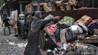 Menurut keterangan warga, masyarakat di kawasan itu terpaksa membuang sampah sembarangan di kawasan tps ilegal bawah kolong tol tersebut karena tidak memilik alternatif tempat pembuangan sampah (TPS).