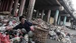 Duh, Jorok! Sampah Menggunung di Kolong Tol Wiyoto-Wiyono