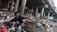 Sejumlah pemulung pun nampak memenuhi kawasan kolong Tol Wiyoto-Wiyono untuk mengumpulkan sampah plastik.