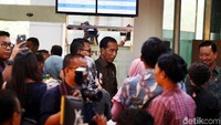 Jokowi sempat menyawa warga yang sedang mengurus perizinan.